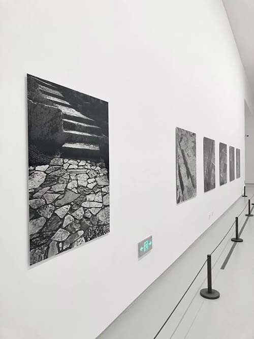 “雅典衛(wèi)城”系列與“蘇州園林”系列隔空相對，展覽現(xiàn)場